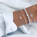 Conjuntos de pulseiras com detalhe.