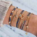 Conjuntos de pulseiras com detalhe.